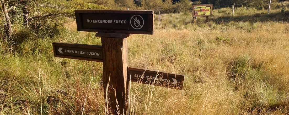 Señalética y mobiliario en terreno