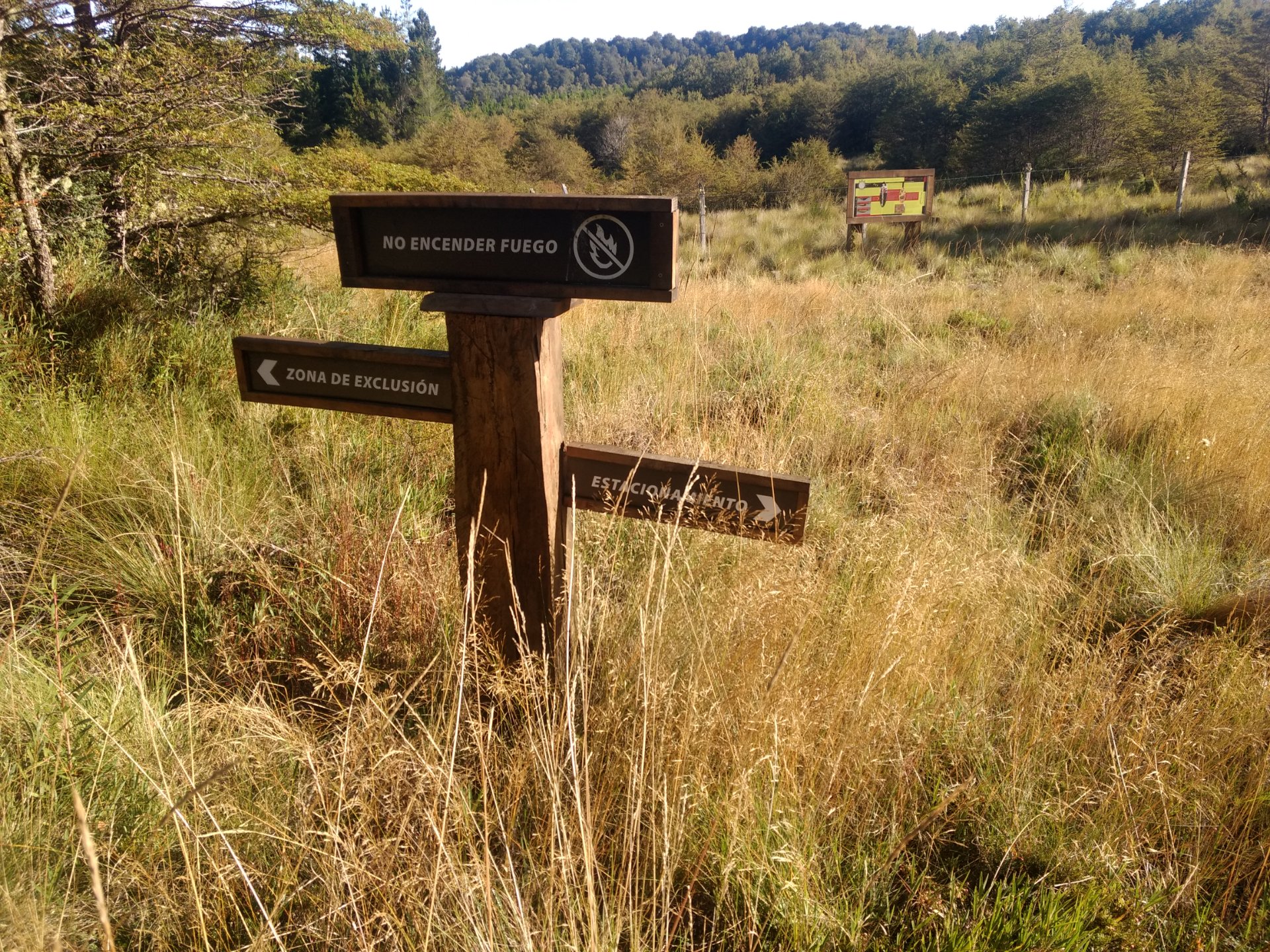 Señalética de advertencia en área de conservación